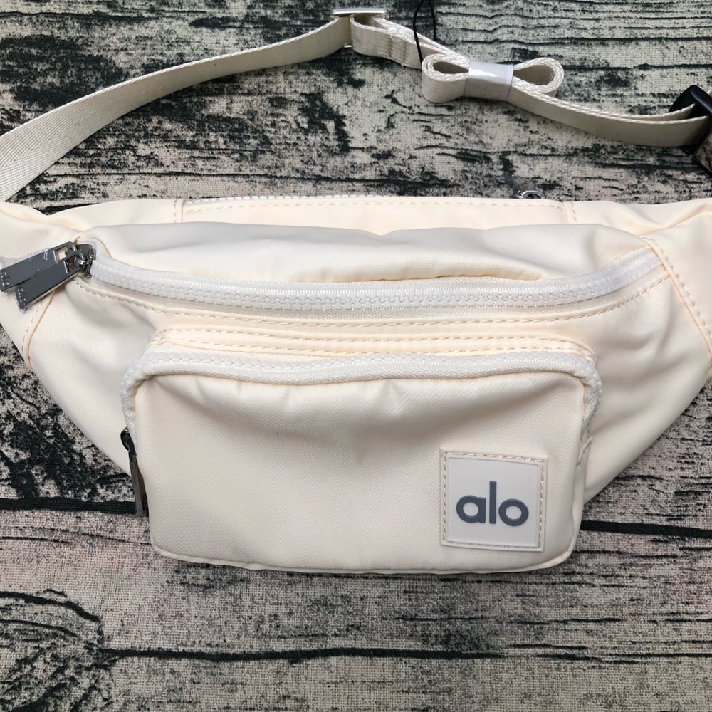 ALO Yoga Explorer Fanny Pack | Convertible Waist Bag | Gunmetal - Picture 2 of 5